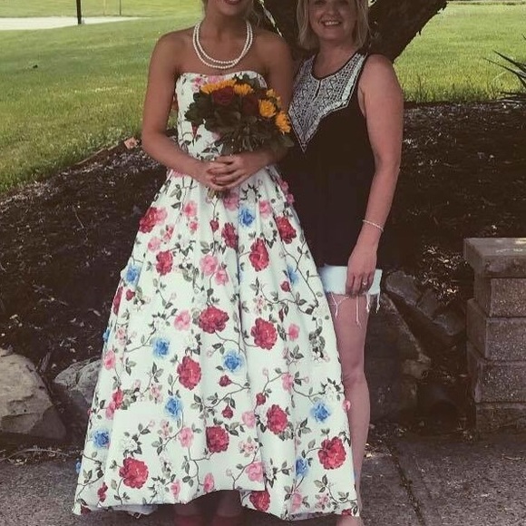 Sherri Hill Spring 2018 Prom Dress - Picture 4 of 7